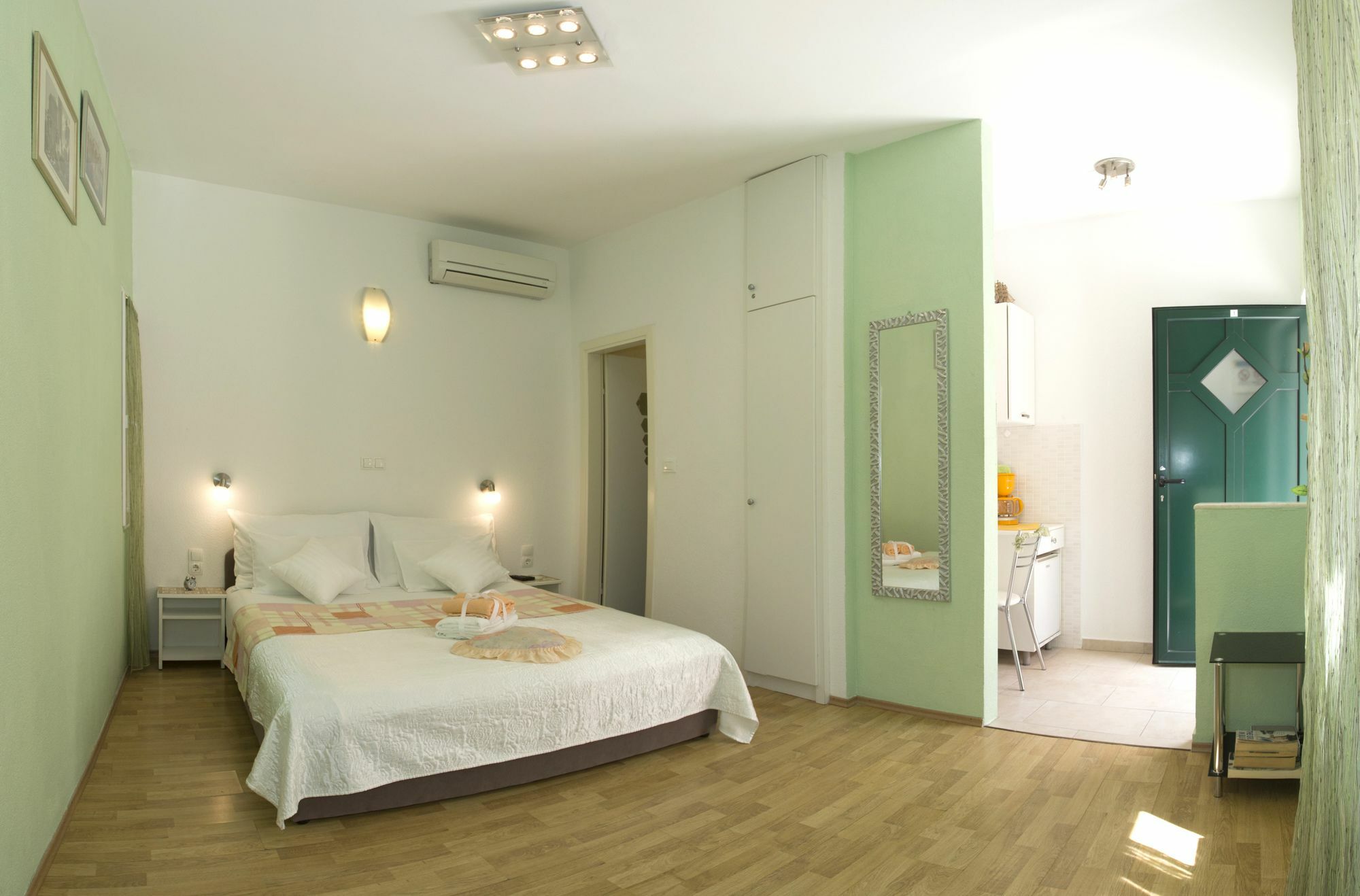 Old Town With Private Indoor Garage Parking Spalato