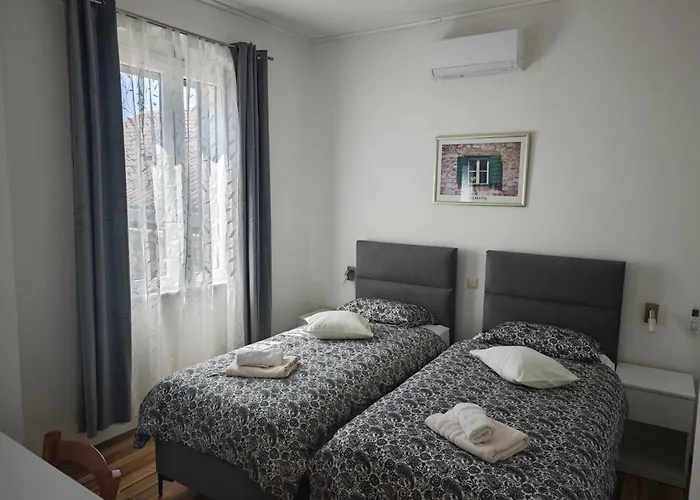 Apartment Central Old Town With Private Indoor Garage Parking