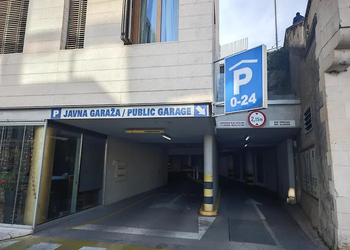 Apartment Central Old Town With Private Indoor Garage Parking