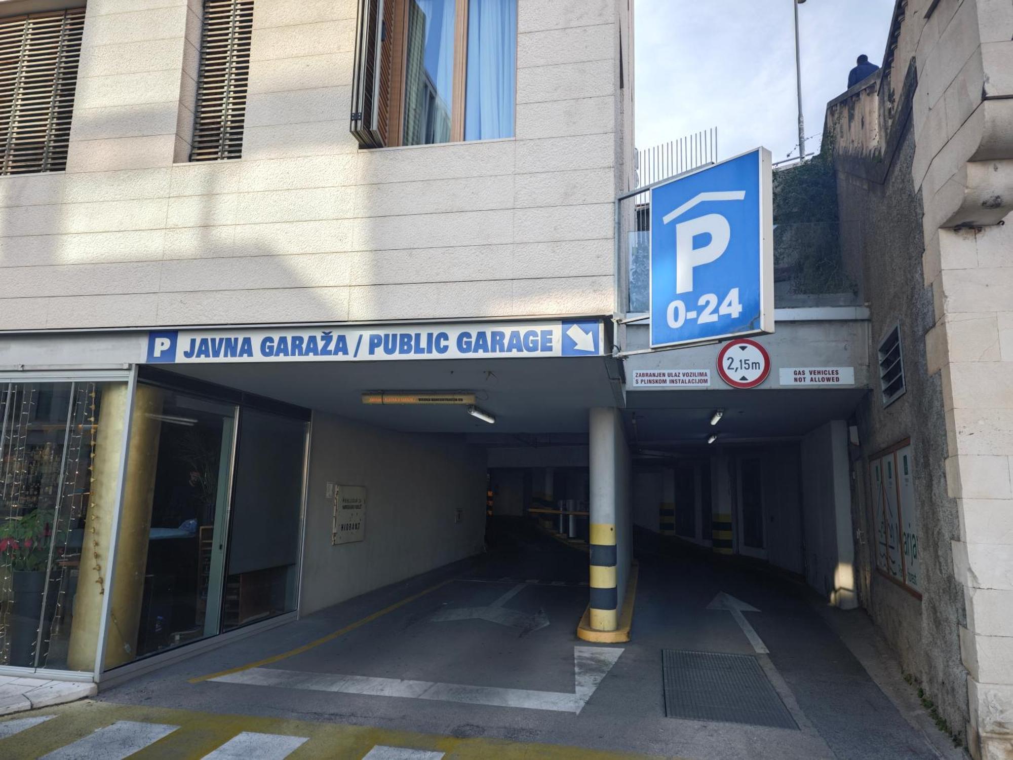Old Town With Private Indoor Garage Parking Apartment Split