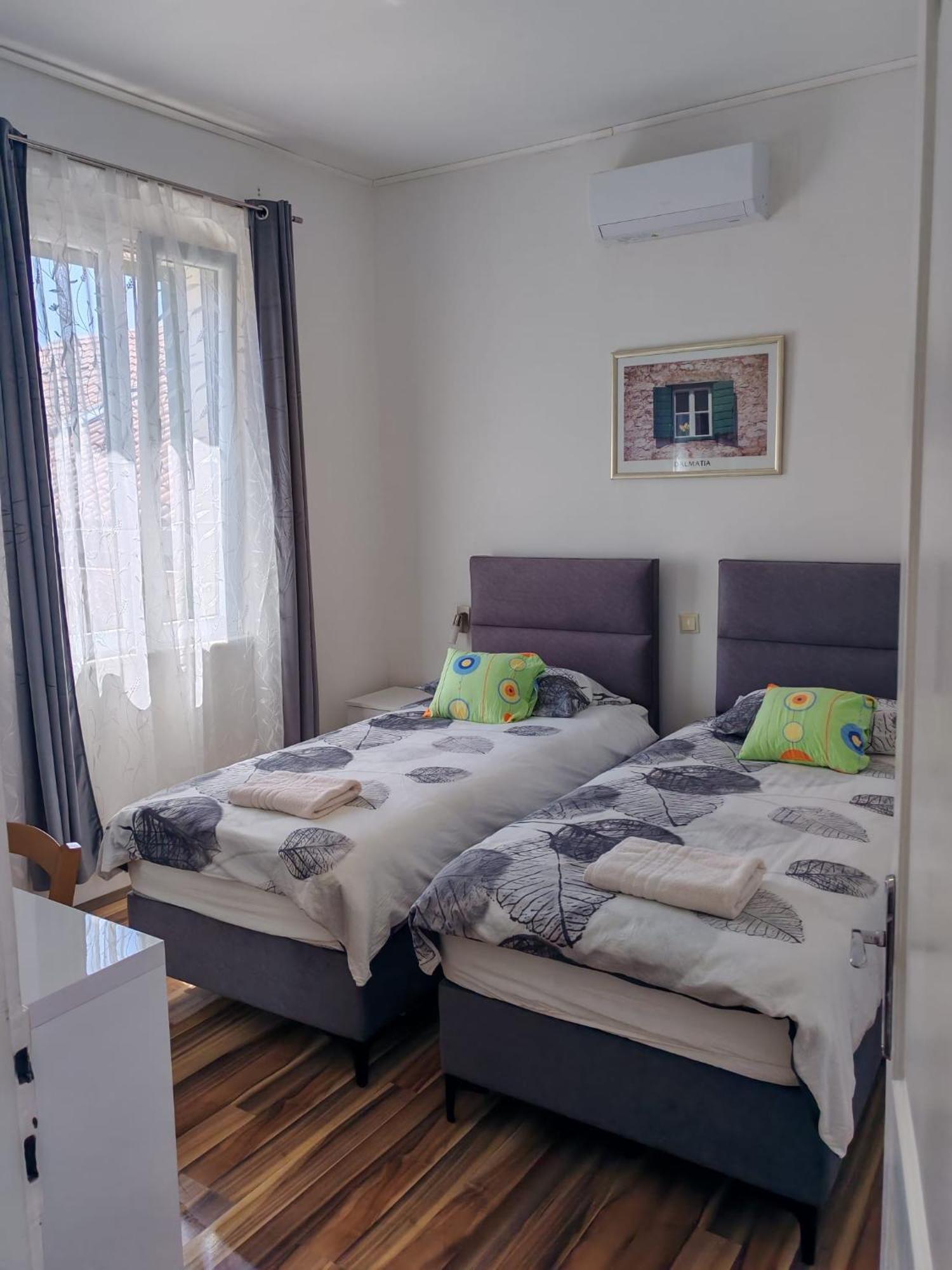 Old Town With Private Indoor Garage Parking Apartment *