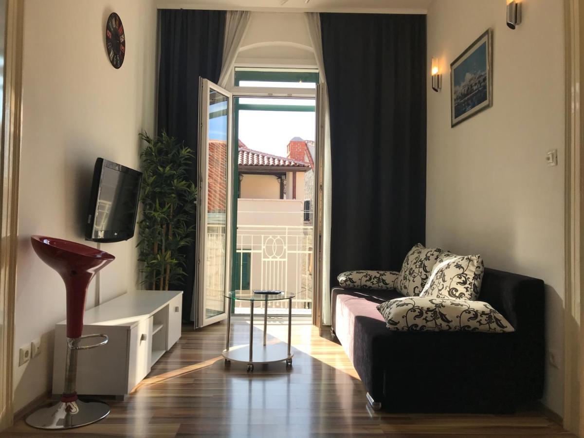 Old Town With Private Indoor Garage Parking Apartman